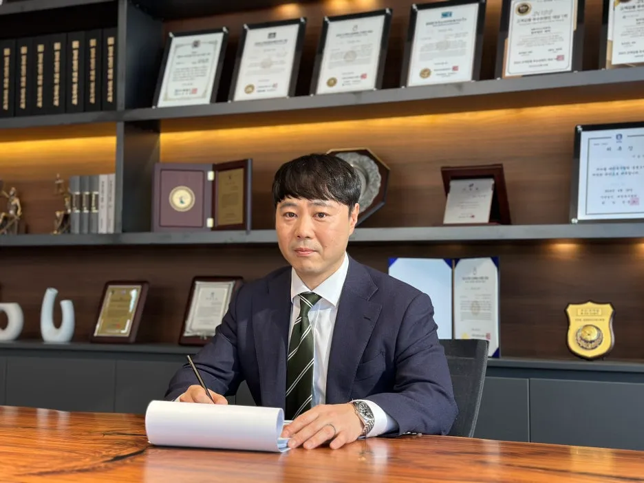 고웅변호사가 업무를 보고 있는 사진