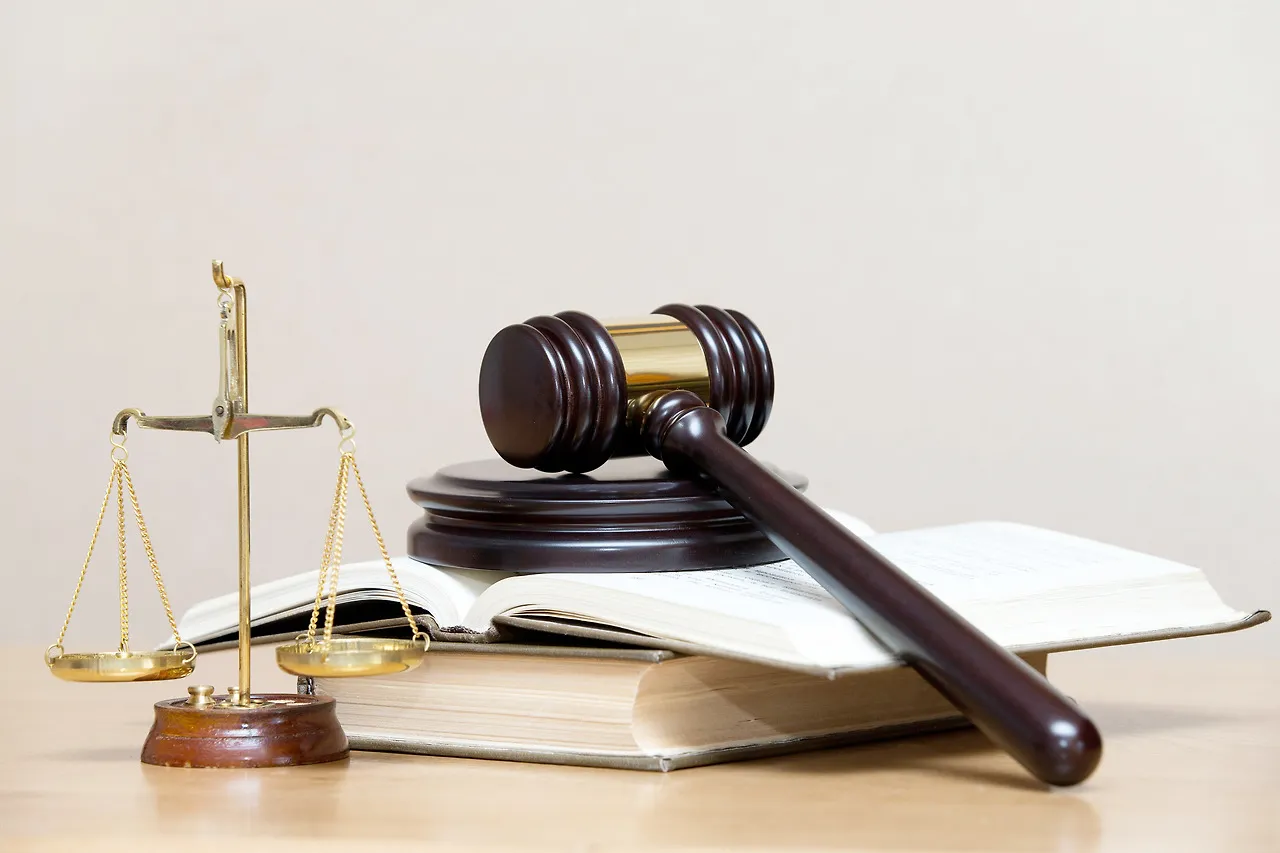 형사 재판에서 판결을 상징하는 판사봉과 저울