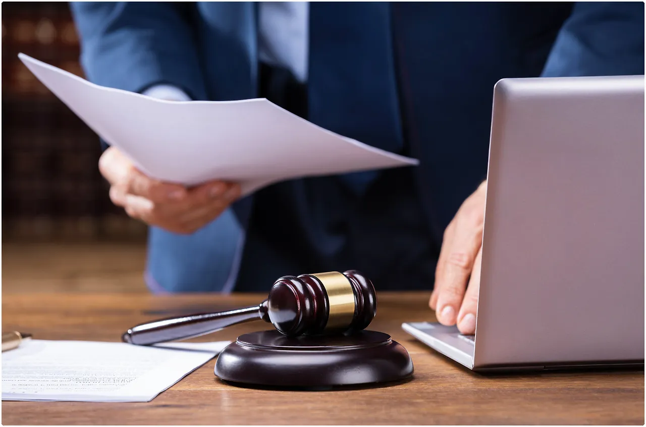 변호사 상담을 진행하는 모습