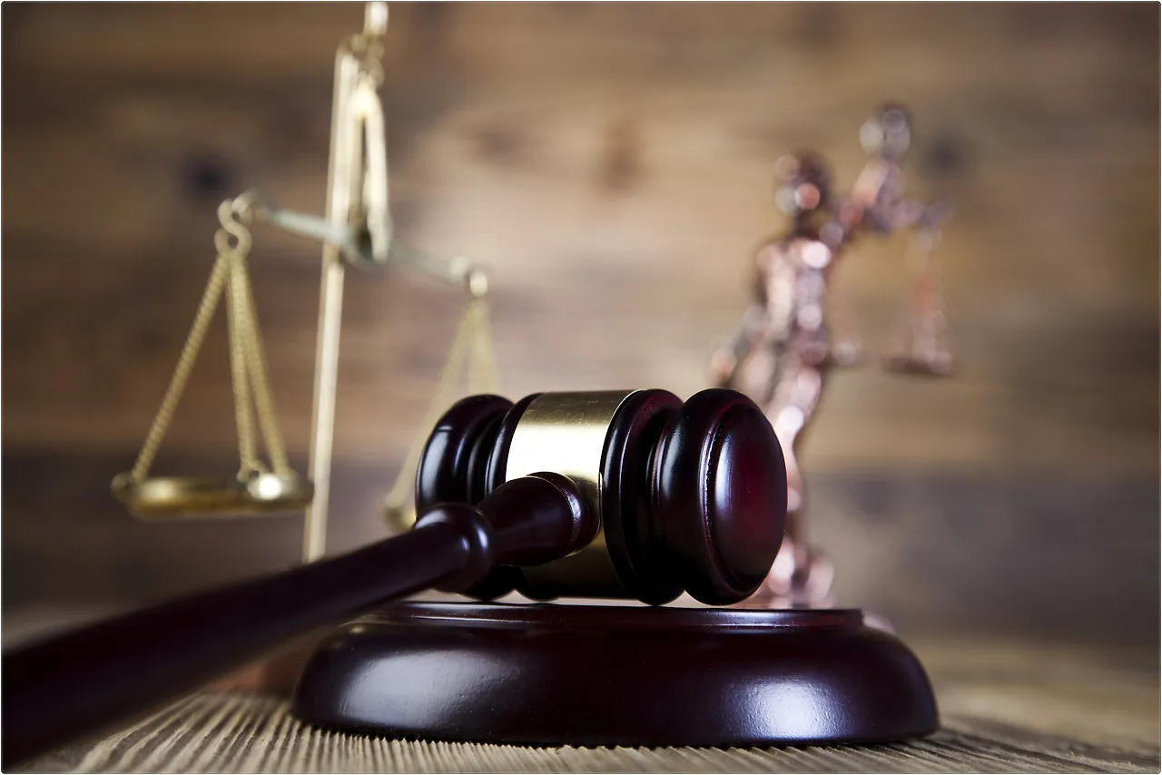 형사 재판에서 판결을 상징하는 판사봉과 저울
